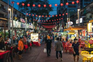 jalan-alor-food-street-in-kuala-lumpur-malaysia-was-once-known-as-a-red-light-district-and-remnants-of-those-activities-still-exist-the-stalls-are-parked-all-along-the-street-free-photo